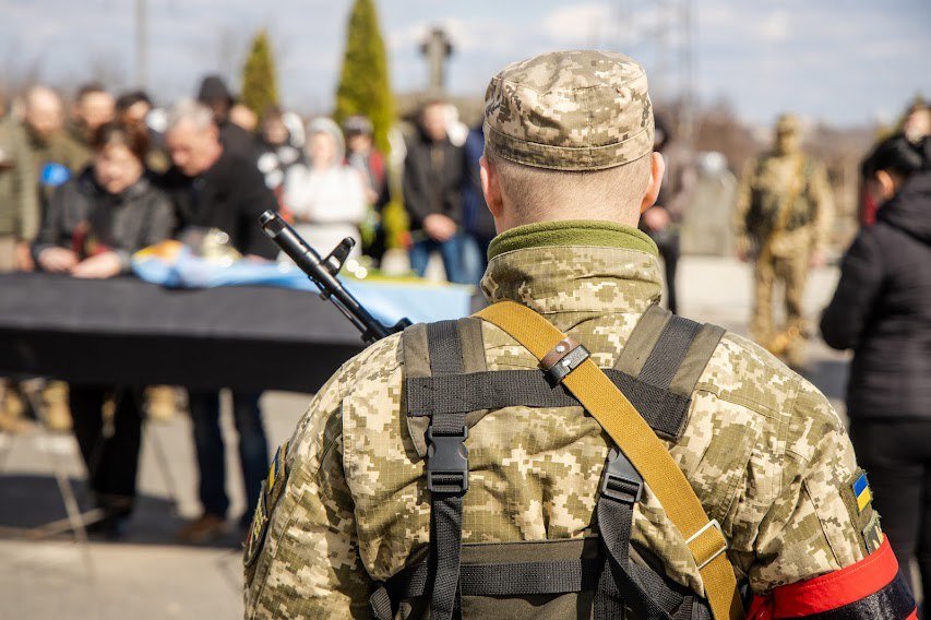 Был человеком чести, объединял других, улыбался смерти в лицо: в Днепре простились с бойцом Артемом Мураховским 2