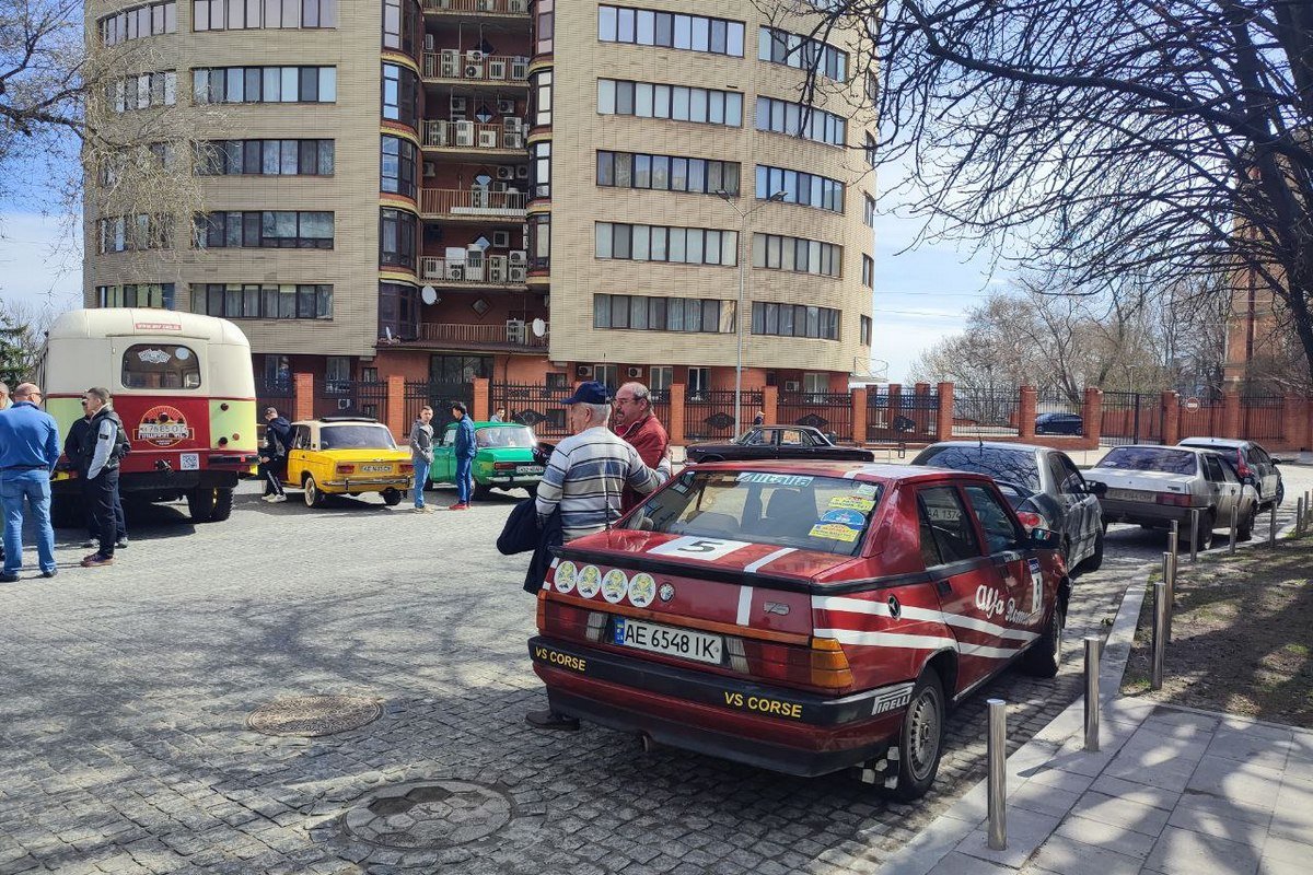В Днепре для переселенцев прошел автопробег на ретро-автомобилях 2
