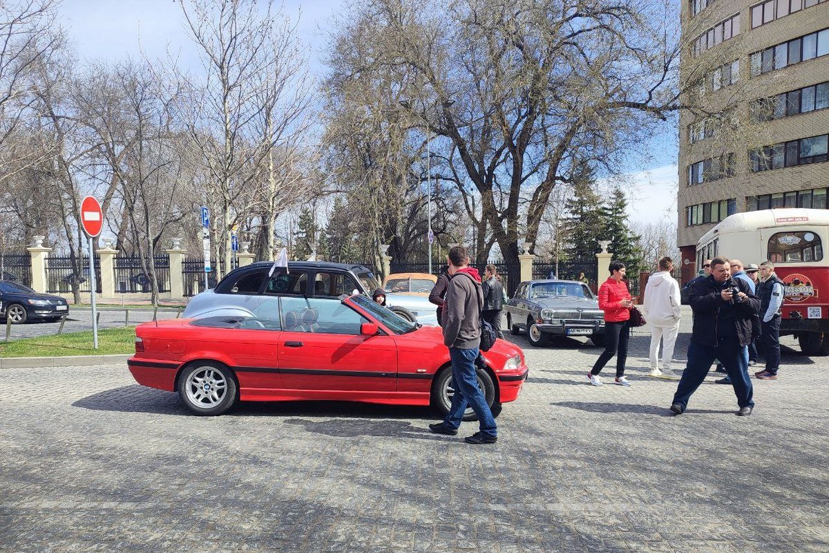 В Днепре для переселенцев прошел автопробег на ретро-автомобилях 3