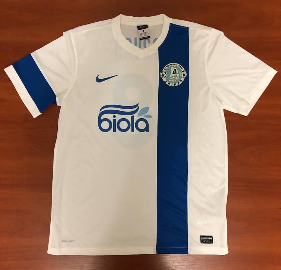 Фанаты ФК "Днепр" запустили благотворительный аукцион с футболкой Романа Зозули для поддержки армии: как принять участие 1