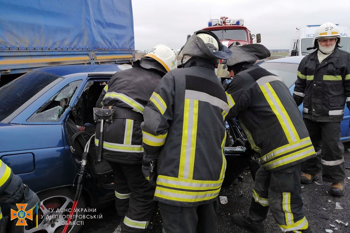В Днепропетровской области столкнулись Chevrolet и ВАЗ: погибли четыре человека 1