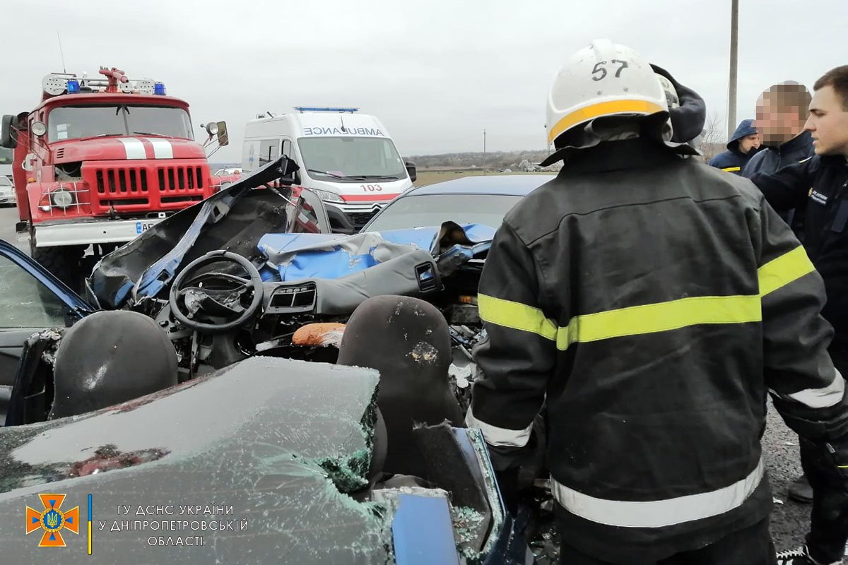 В Днепропетровской области столкнулись Chevrolet и ВАЗ: погибли четыре человека 2