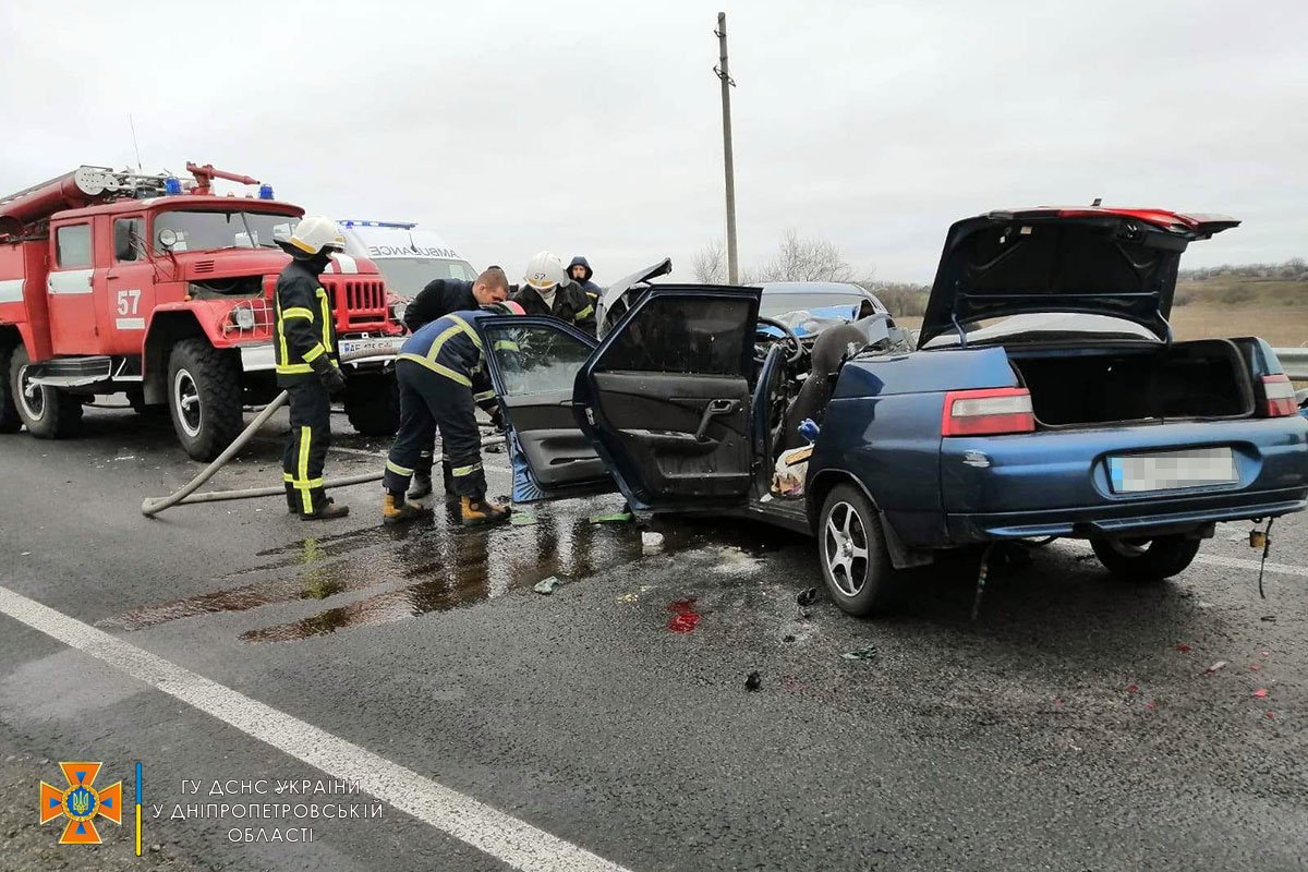 В Днепропетровской области столкнулись Chevrolet и ВАЗ: погибли четыре человека 3
