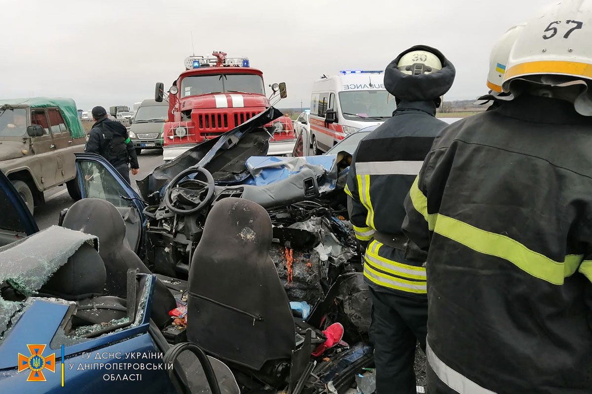 В Днепропетровской области столкнулись Chevrolet и ВАЗ: погибли четыре человека 4