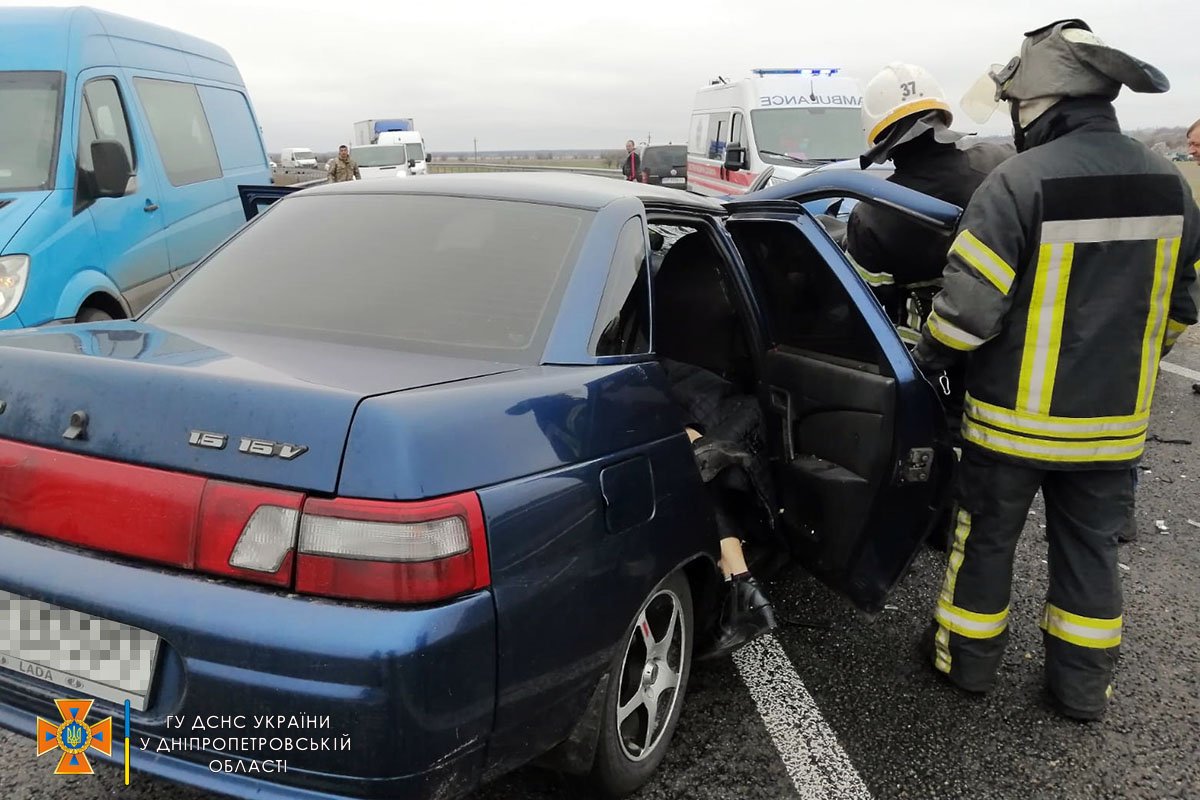 В Днепропетровской области столкнулись Chevrolet и ВАЗ: погибли четыре человека 5