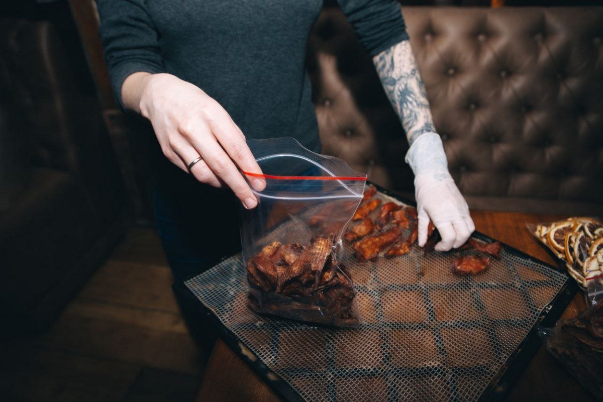 В Днепре волонтеры создают сухпайки для ВСУ из сушеного мяса и орехов: нужна помощь 1