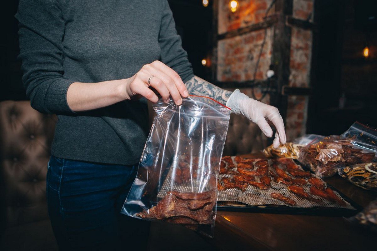 В Днепре волонтеры создают сухпайки для ВСУ из сушеного мяса и орехов: нужна помощь 2