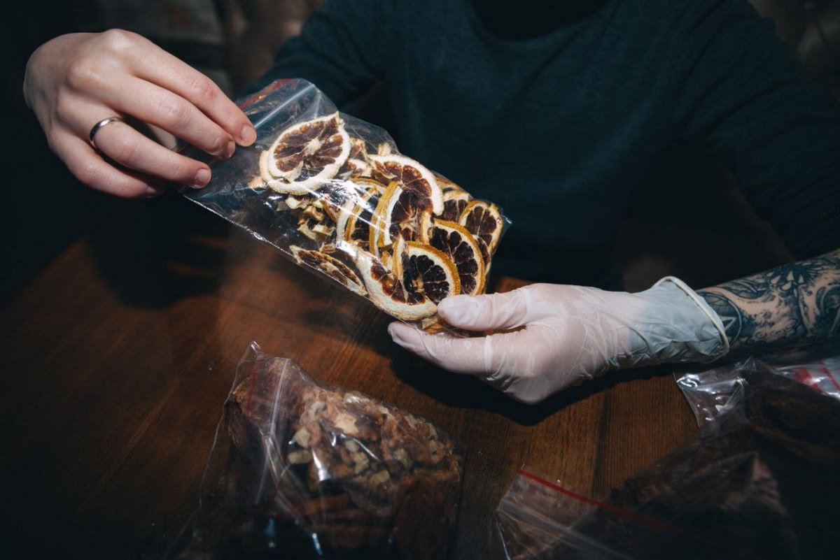 В Днепре волонтеры создают сухпайки для ВСУ из сушеного мяса и орехов: нужна помощь 3