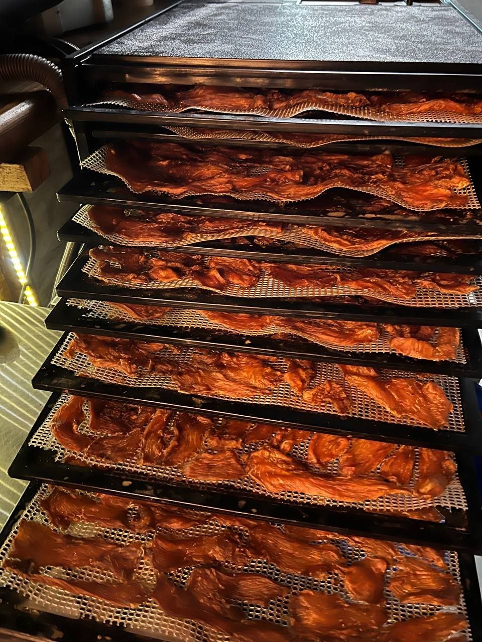 В Днепре волонтеры создают сухпайки для ВСУ из сушеного мяса и орехов: нужна помощь 6