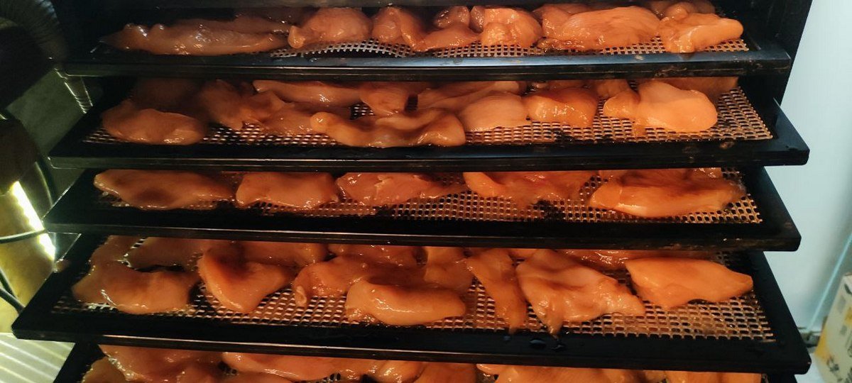 В Днепре волонтеры создают сухпайки для ВСУ из сушеного мяса и орехов: нужна помощь 8