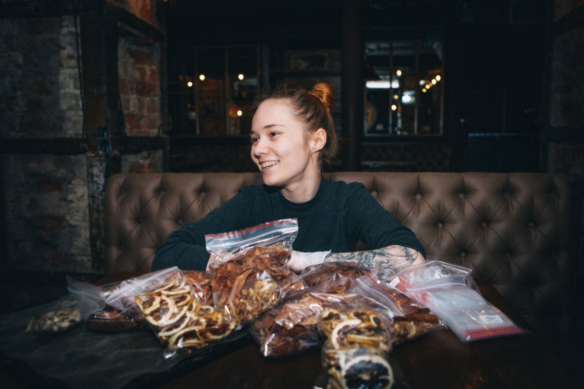 В Днепре волонтеры создают сухпайки для ВСУ из сушеного мяса и орехов: нужна помощь 9