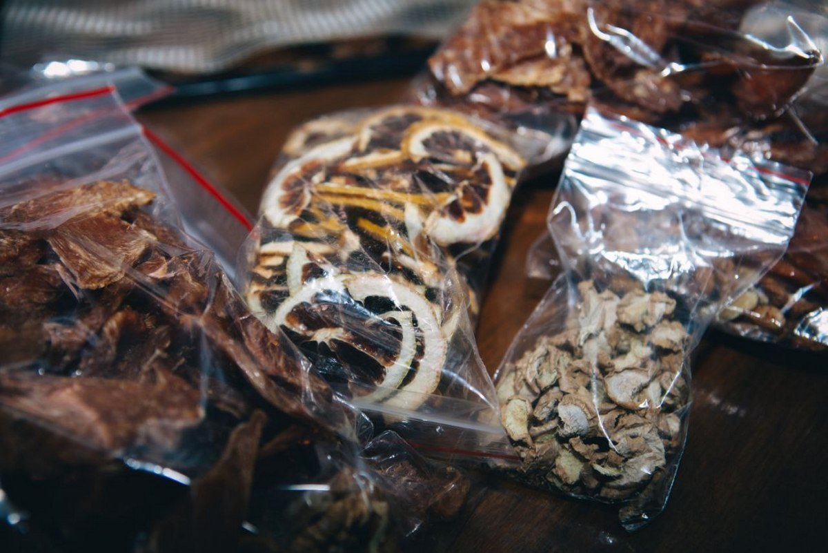 В Днепре волонтеры создают сухпайки для ВСУ из сушеного мяса и орехов: нужна помощь 10