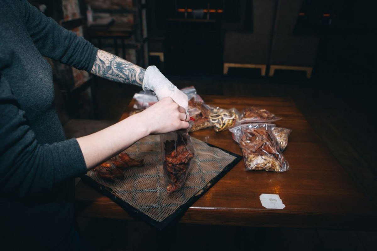 В Днепре волонтеры создают сухпайки для ВСУ из сушеного мяса и орехов: нужна помощь 11