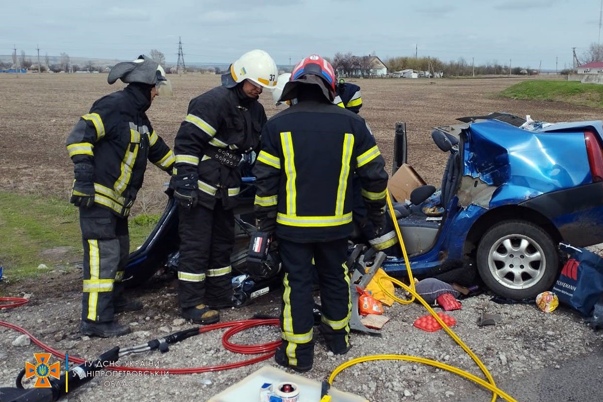 В Днепропетровской области столкнулись Dacia и Chevrolet: погибли два мужчины и две женщины 3