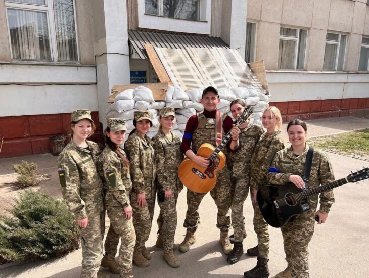 В Днепре украинский певец устроил несколько благотворительных концертов и помог военным 1