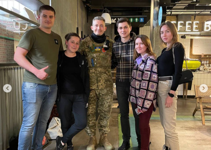 В Днепре украинский певец устроил несколько благотворительных концертов и помог военным 2