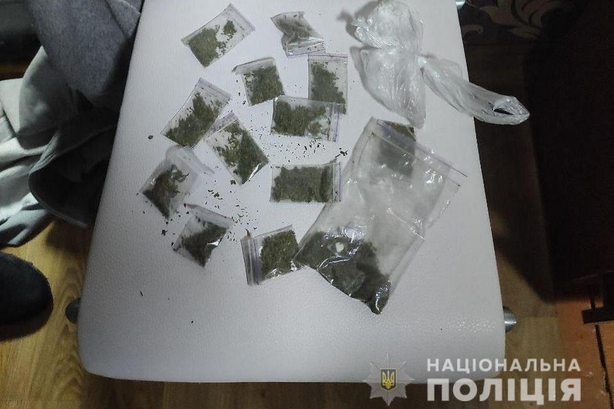 18 апреля стражи порядка провели обыски, они изъяли оружие, патроны, боеприпасы, наркотики и украденные вещи