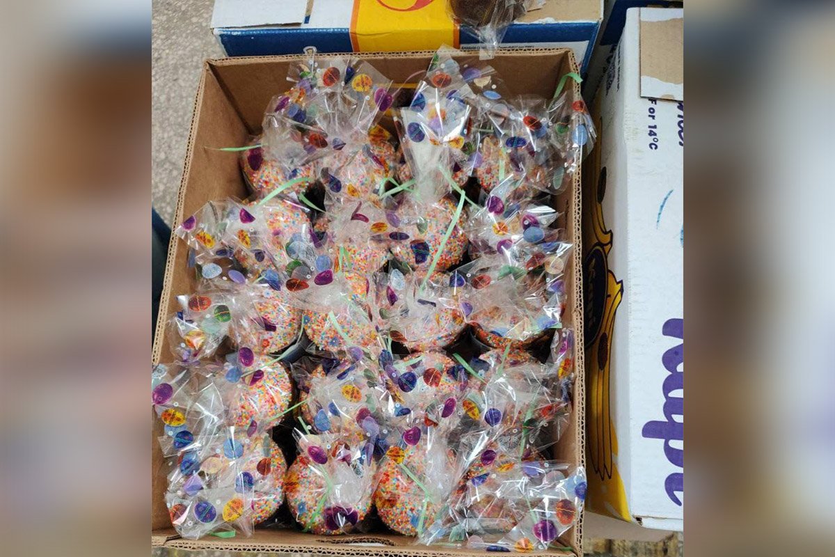 Предприятия группы "АТБ" передали жителям Харькова к празднику Пасхи 5 тысяч пасок