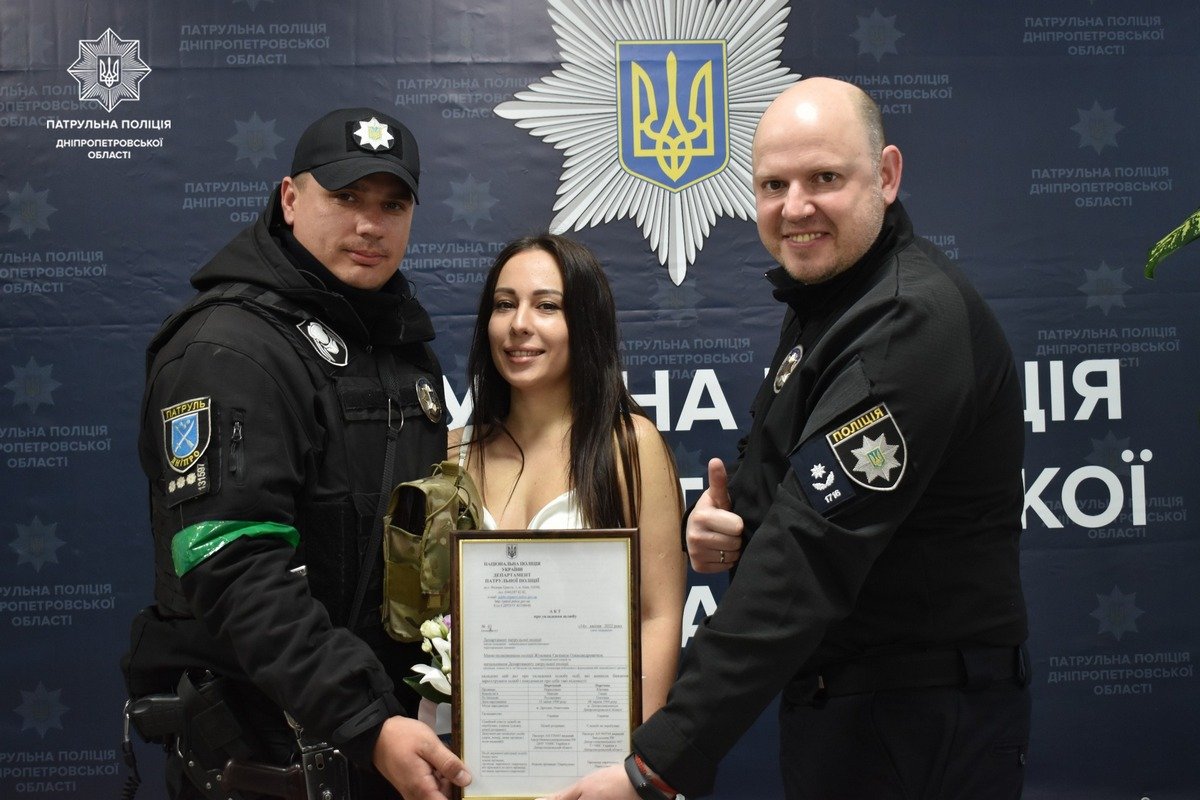 В Днепре полицейский Максим Пересунько женился на своей избраннице Анне В Днепре полицейский Максим Пересунько женился на своей избраннице Анне