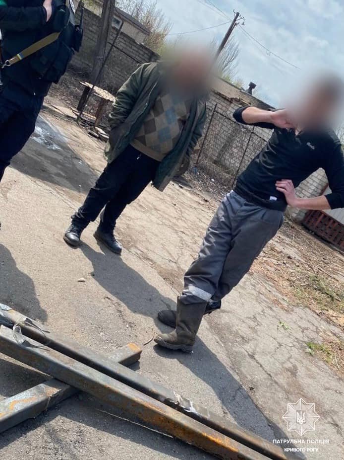 В Днепропетровской области поймали мужчин, которые разбирали противотанковые ежи 1