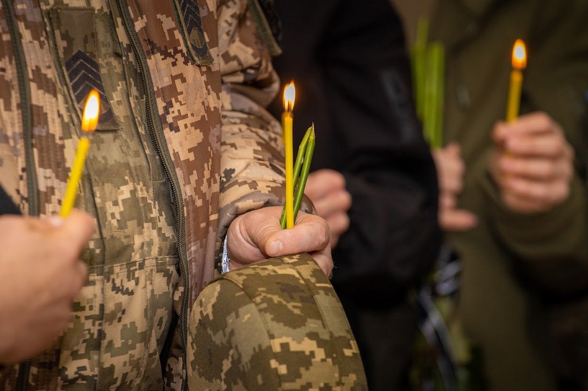 На похороны пришли сотни людей На похороны пришли сотни людей