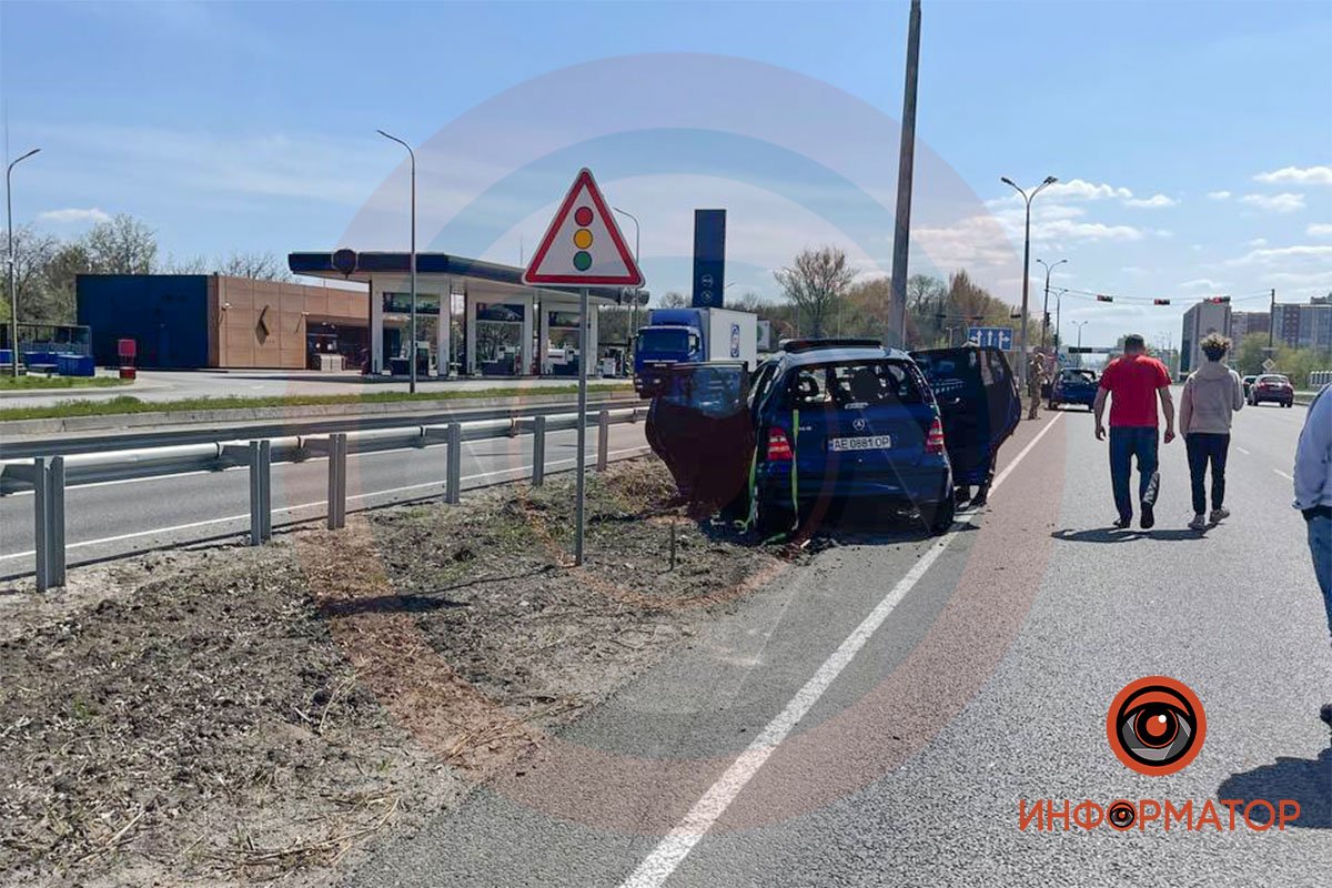 В понедельник, 25 апреля, на въезде в Днепр, в районе "Золотых ключей", случилась тройная авария В понедельник, 25 апреля, на въезде в Днепр, в районе "Золотых ключей", случилась тройная авария