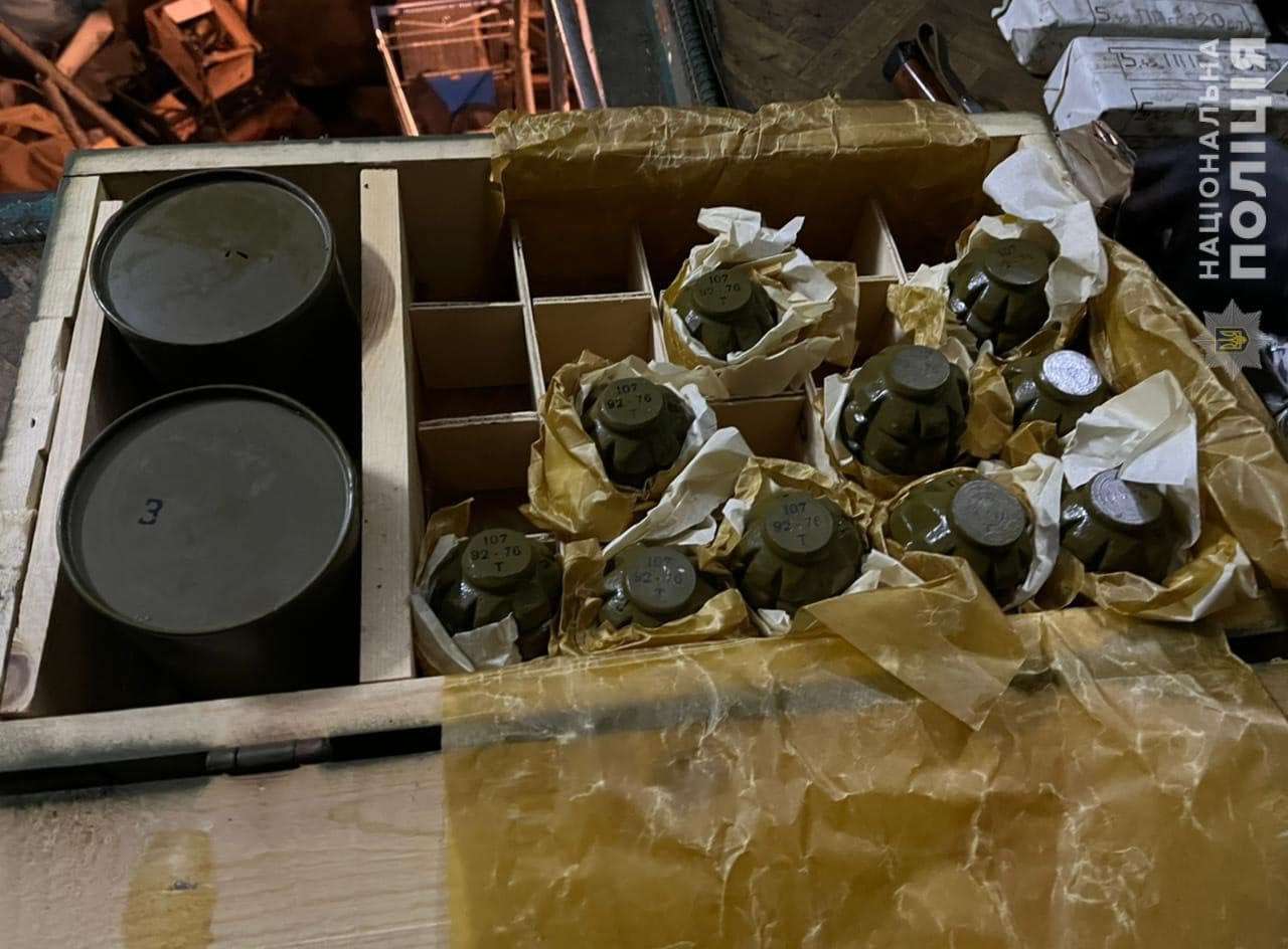 В Днепре из гаража местного жителя изъяли схрон со взрывчаткой 1