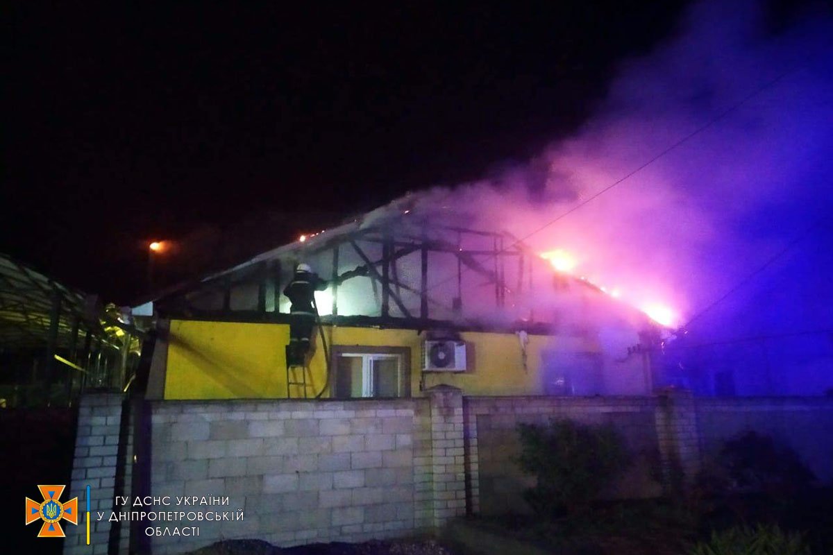 В Каменском горел одноэтажный жилой дом 1