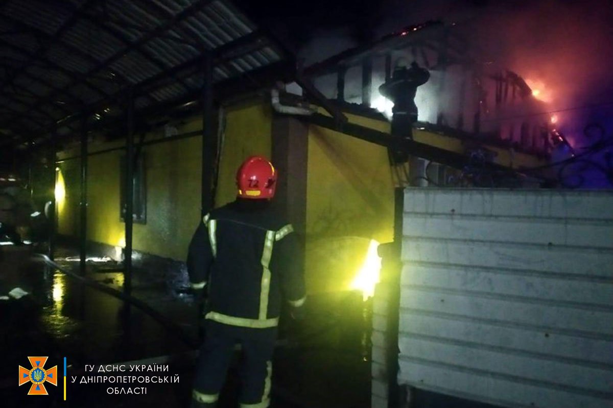 В Каменском горел одноэтажный жилой дом 2