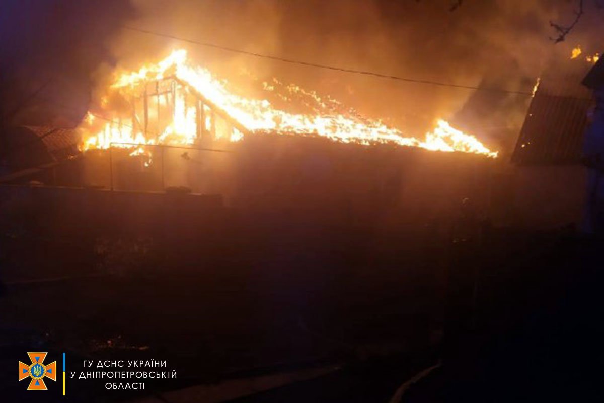 В Каменском горел одноэтажный жилой дом 3