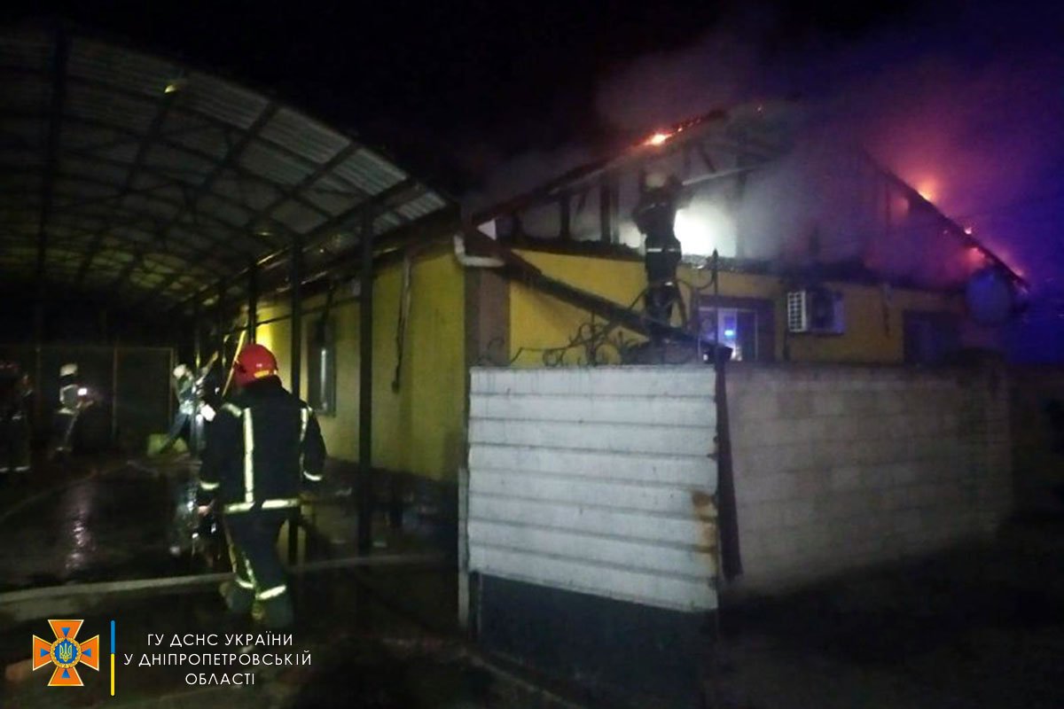 В Каменском горел одноэтажный жилой дом 5
