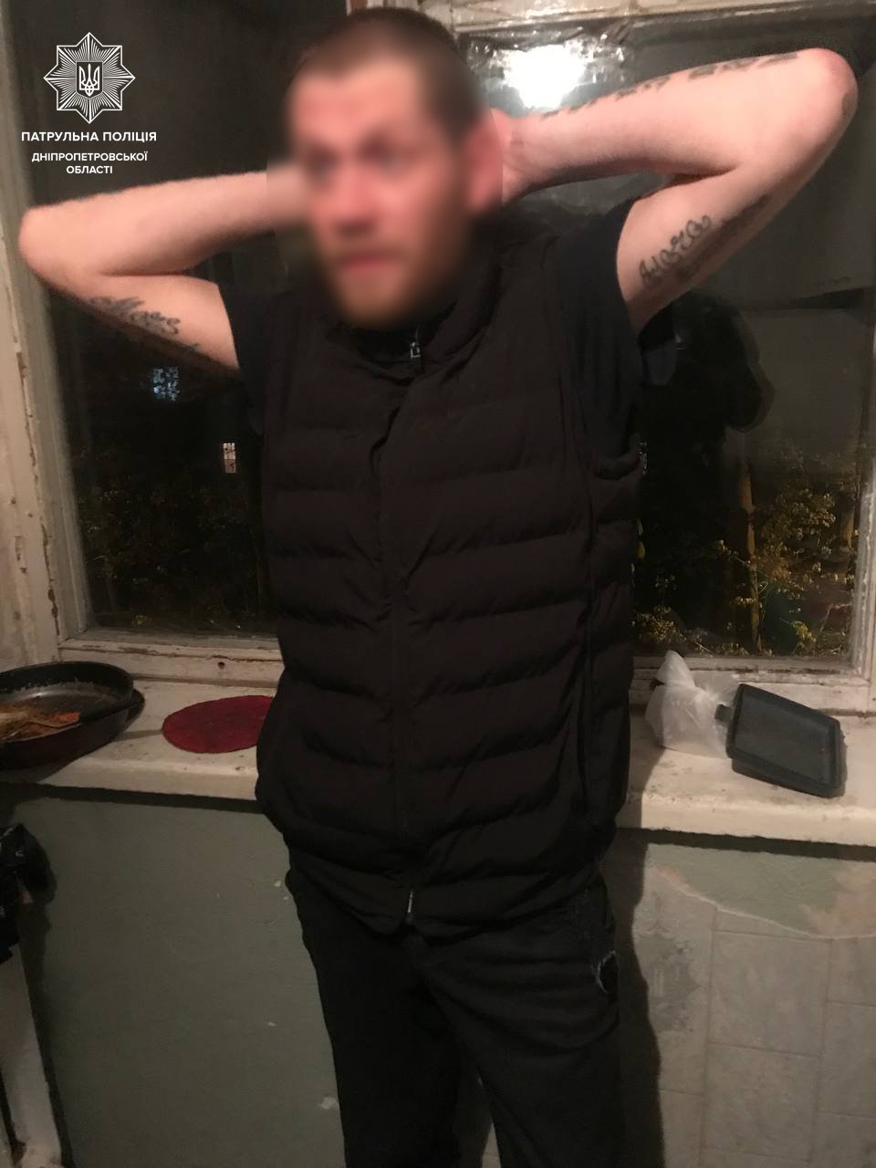 В Днепре на проспекте Богдана Хмельницкого мужчина угрожал убить сожительницу и ее сына 2