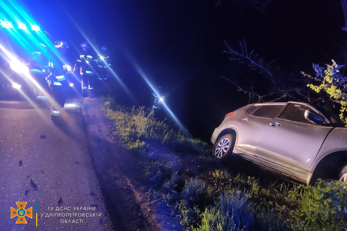 Nissan слетел в кювет и врезался в дерево Nissan слетел в кювет и врезался в дерево