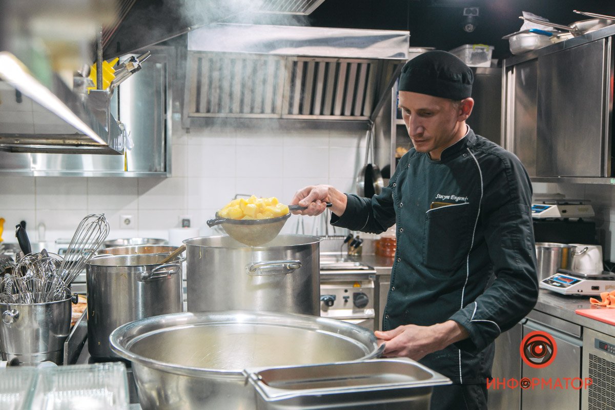 5000 порций ежедневно: как в Днепре SOHO Restaurant & Bar обеспечивает обедами Защитников Украины 3