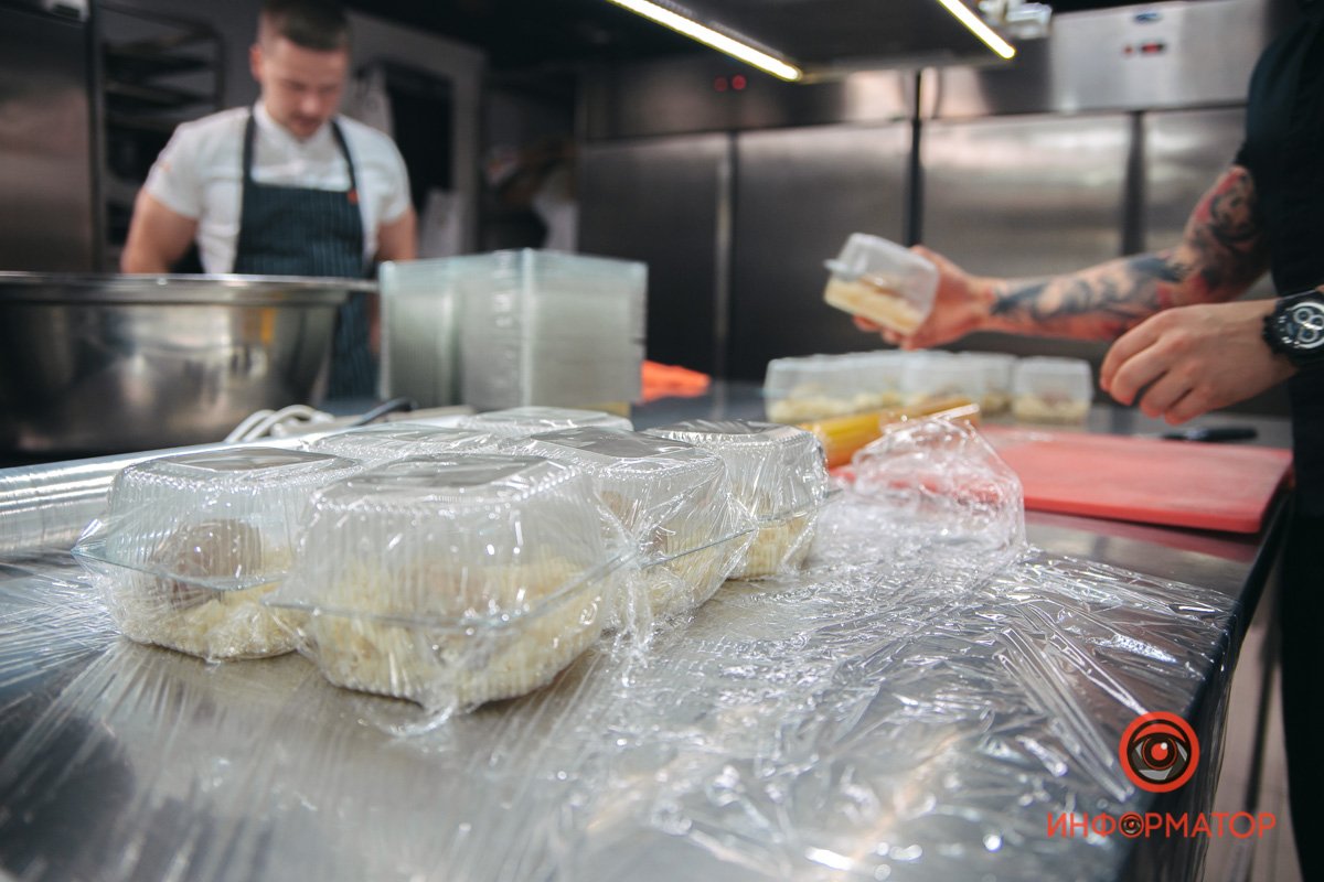 5000 порций ежедневно: как в Днепре SOHO Restaurant & Bar обеспечивает обедами Защитников Украины 4