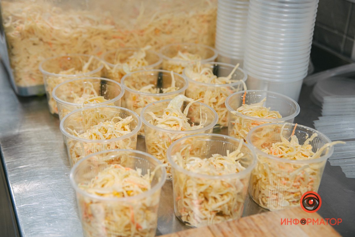 5000 порций ежедневно: как в Днепре SOHO Restaurant & Bar обеспечивает обедами Защитников Украины 5