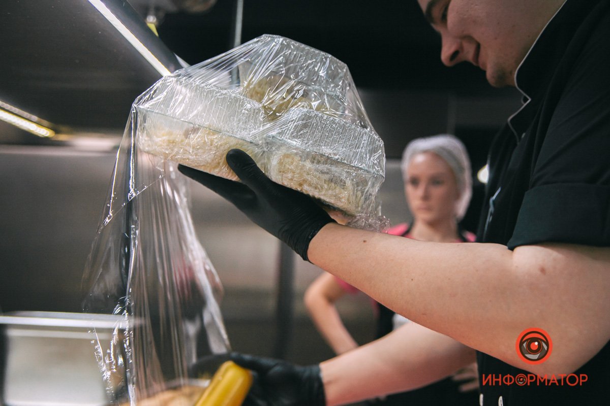 5000 порций ежедневно: как в Днепре SOHO Restaurant & Bar обеспечивает обедами Защитников Украины 11