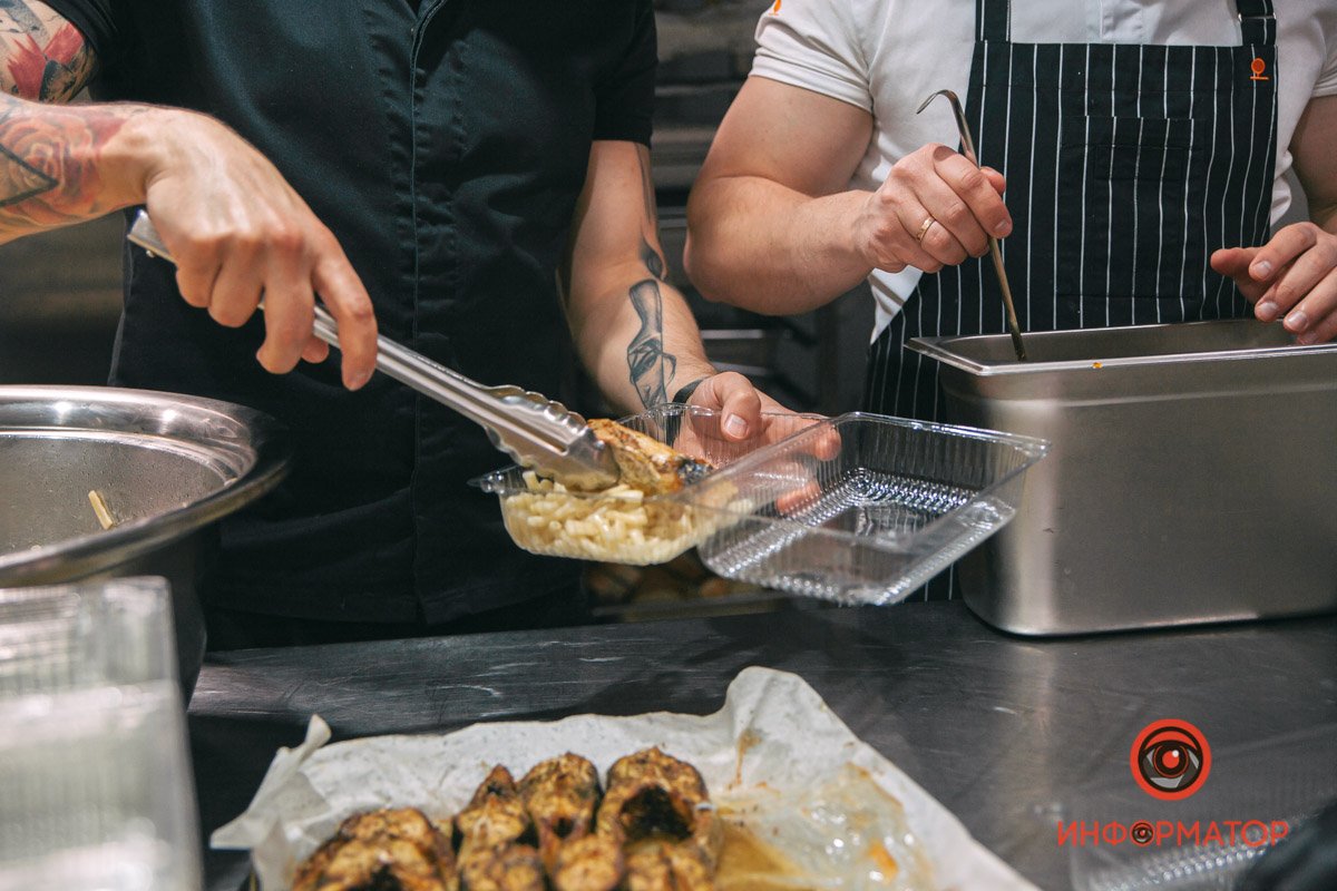 5000 порций ежедневно: как в Днепре SOHO Restaurant & Bar обеспечивает обедами Защитников Украины 12