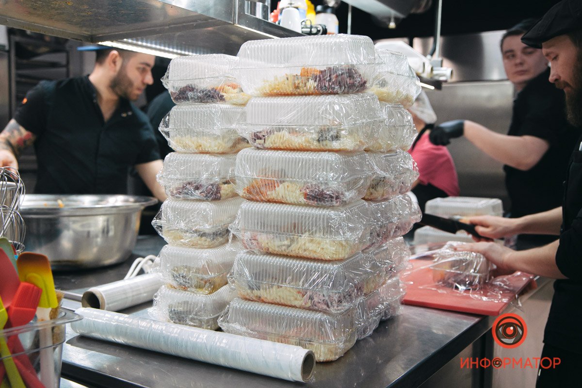 5000 порций ежедневно: как в Днепре SOHO Restaurant & Bar обеспечивает обедами Защитников Украины 15