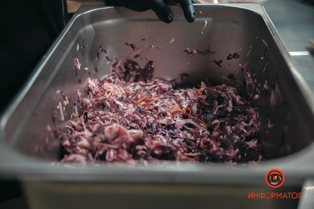 5000 порций ежедневно: как в Днепре SOHO Restaurant & Bar обеспечивает обедами Защитников Украины 16