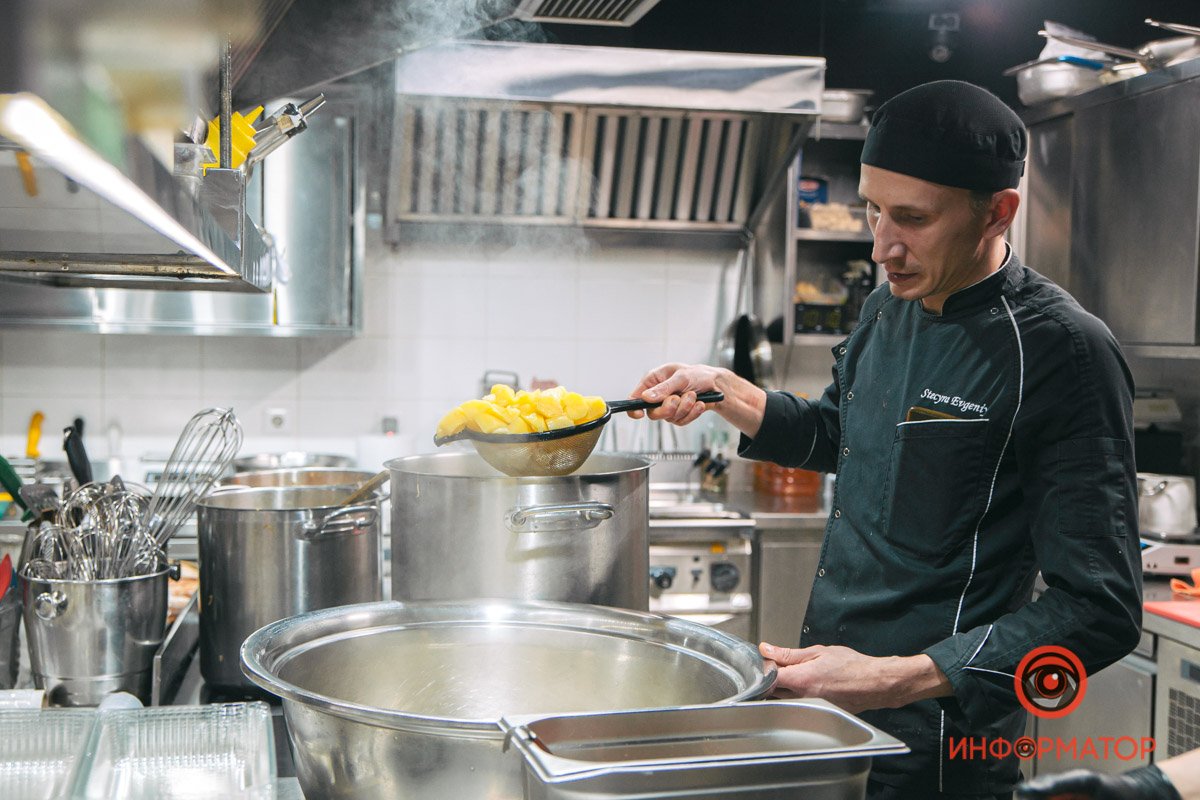 5000 порций ежедневно: как в Днепре SOHO Restaurant & Bar обеспечивает обедами Защитников Украины 17