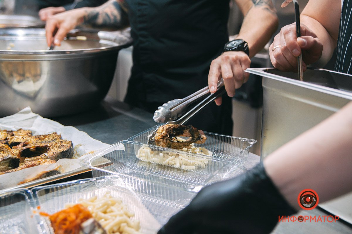 5000 порций ежедневно: как в Днепре SOHO Restaurant & Bar обеспечивает обедами Защитников Украины 18