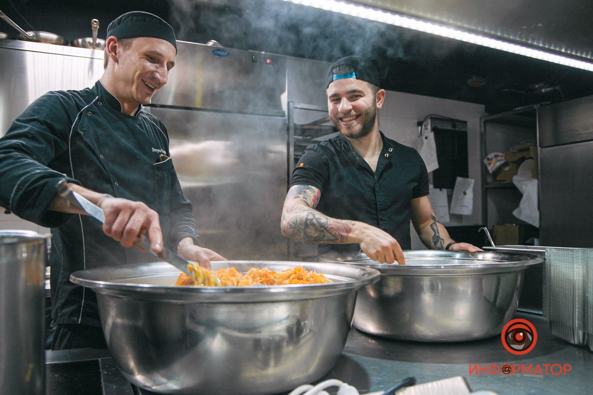 5000 порций ежедневно: как в Днепре SOHO Restaurant & Bar обеспечивает обедами Защитников Украины 19