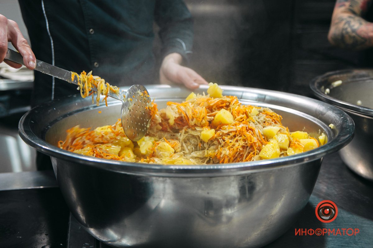 5000 порций ежедневно: как в Днепре SOHO Restaurant & Bar обеспечивает обедами Защитников Украины 23