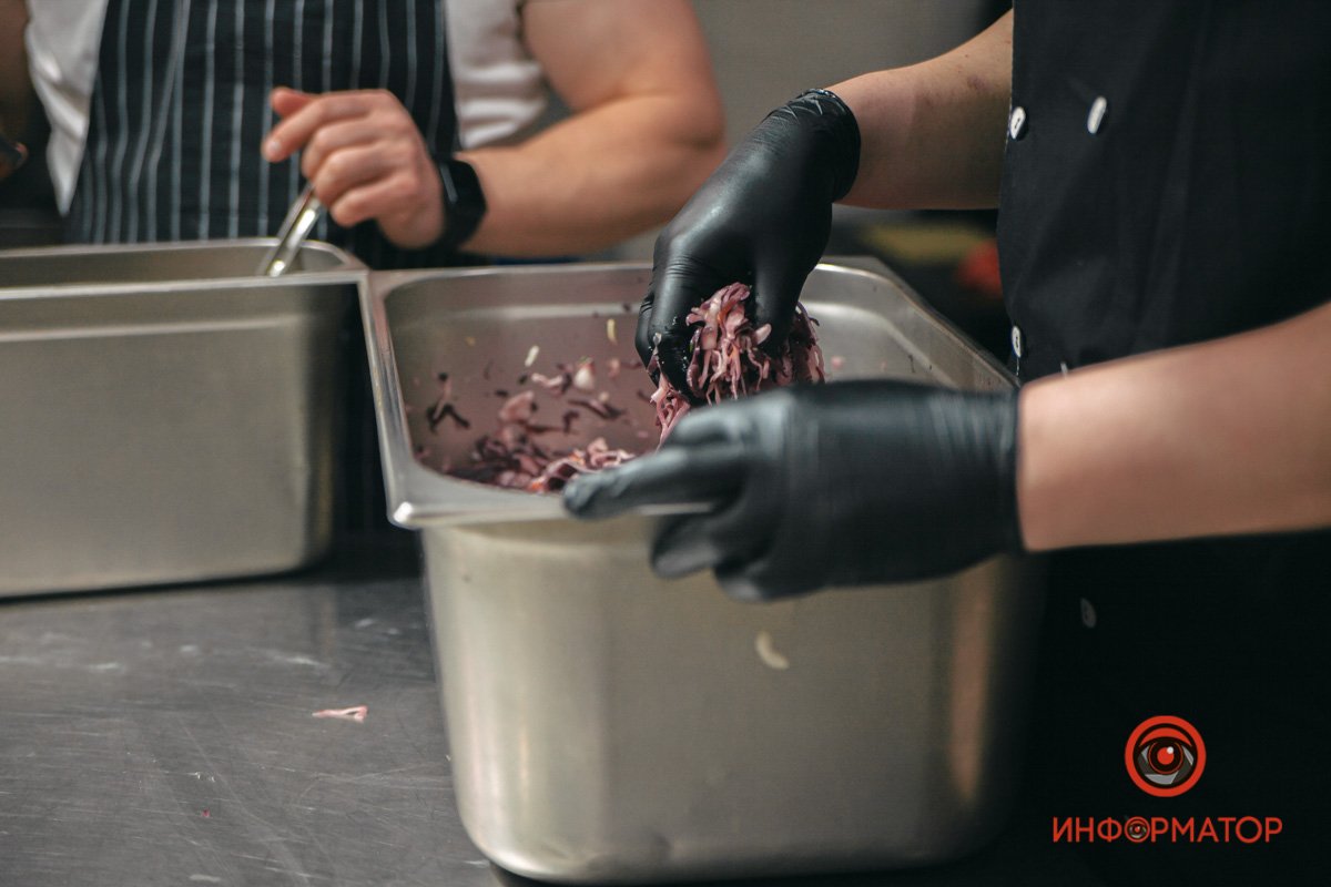 5000 порций ежедневно: как в Днепре SOHO Restaurant & Bar обеспечивает обедами Защитников Украины 24