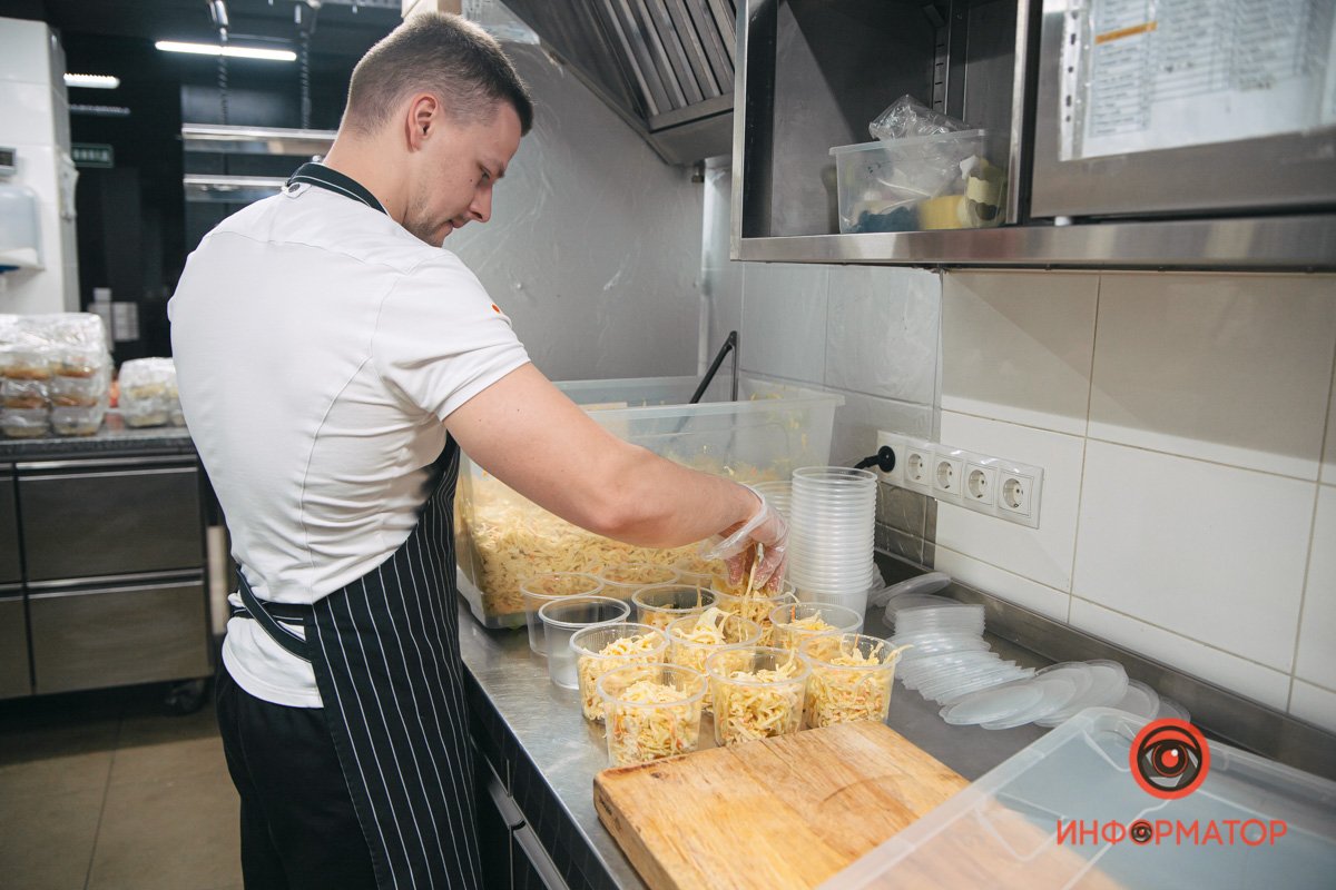 5000 порций ежедневно: как в Днепре SOHO Restaurant & Bar обеспечивает обедами Защитников Украины 25