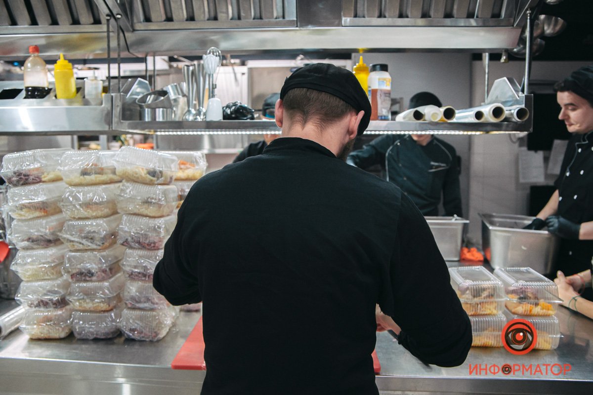 5000 порций ежедневно: как в Днепре SOHO Restaurant & Bar обеспечивает обедами Защитников Украины 26