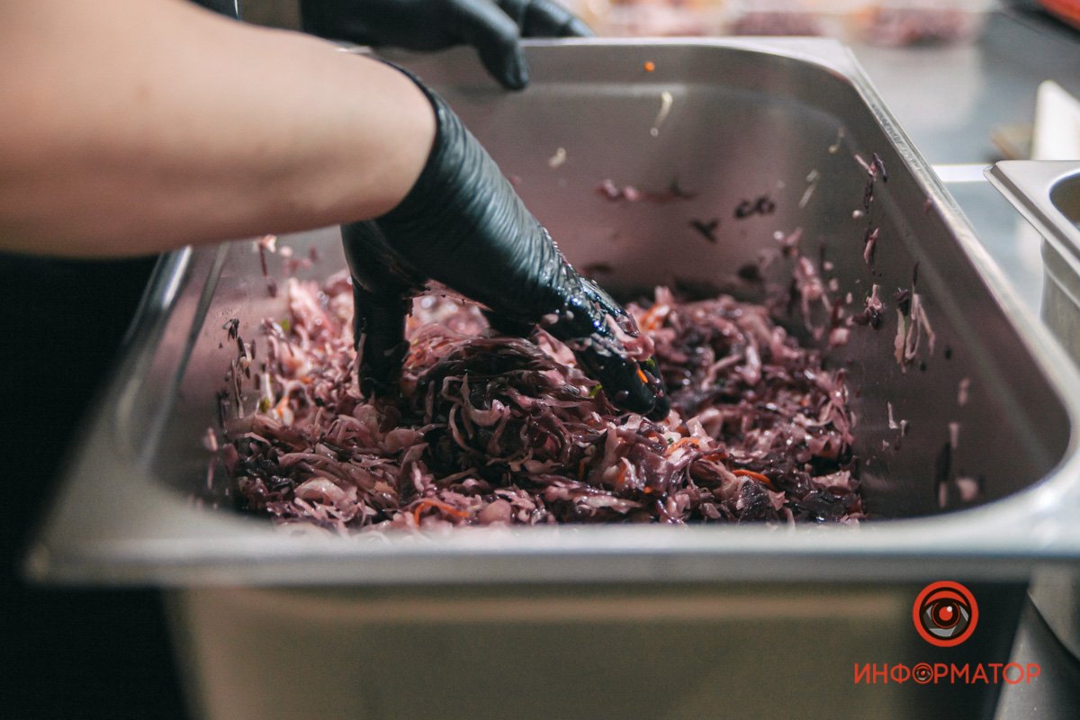 5000 порций ежедневно: как в Днепре SOHO Restaurant & Bar обеспечивает обедами Защитников Украины 28