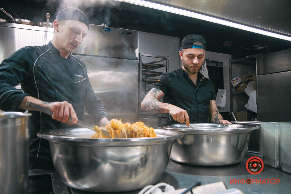 5000 порций ежедневно: как в Днепре SOHO Restaurant & Bar обеспечивает обедами Защитников Украины 35