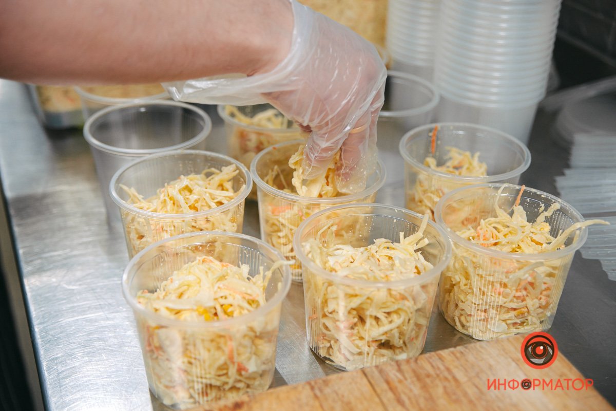 5000 порций ежедневно: как в Днепре SOHO Restaurant & Bar обеспечивает обедами Защитников Украины 37